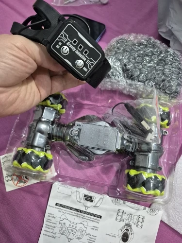 4WD RC Car Toy 2.4G Radio Remote Control Cars RC Watch Gesture Sensor Rotation Twist Stunt Drift Vehicle Toy for CHildren Kids photo review