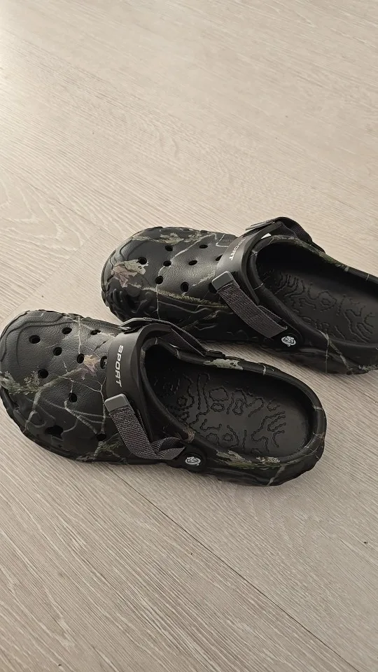 Sandales d'été pour hommes, nouvelles chaussures de jardin pour la maison, pantoufles confortables et légères pour hommes, tongs à fond souple antidérapantes, 2024 photo review