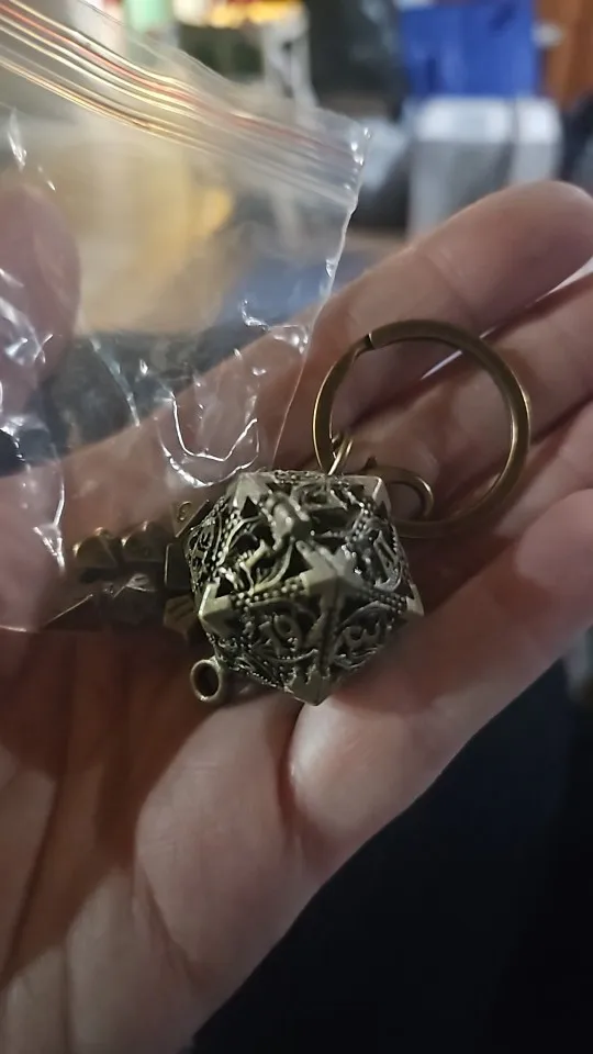 Porte-clés pendentif D20 creux argenté avec mini set de dés JDR