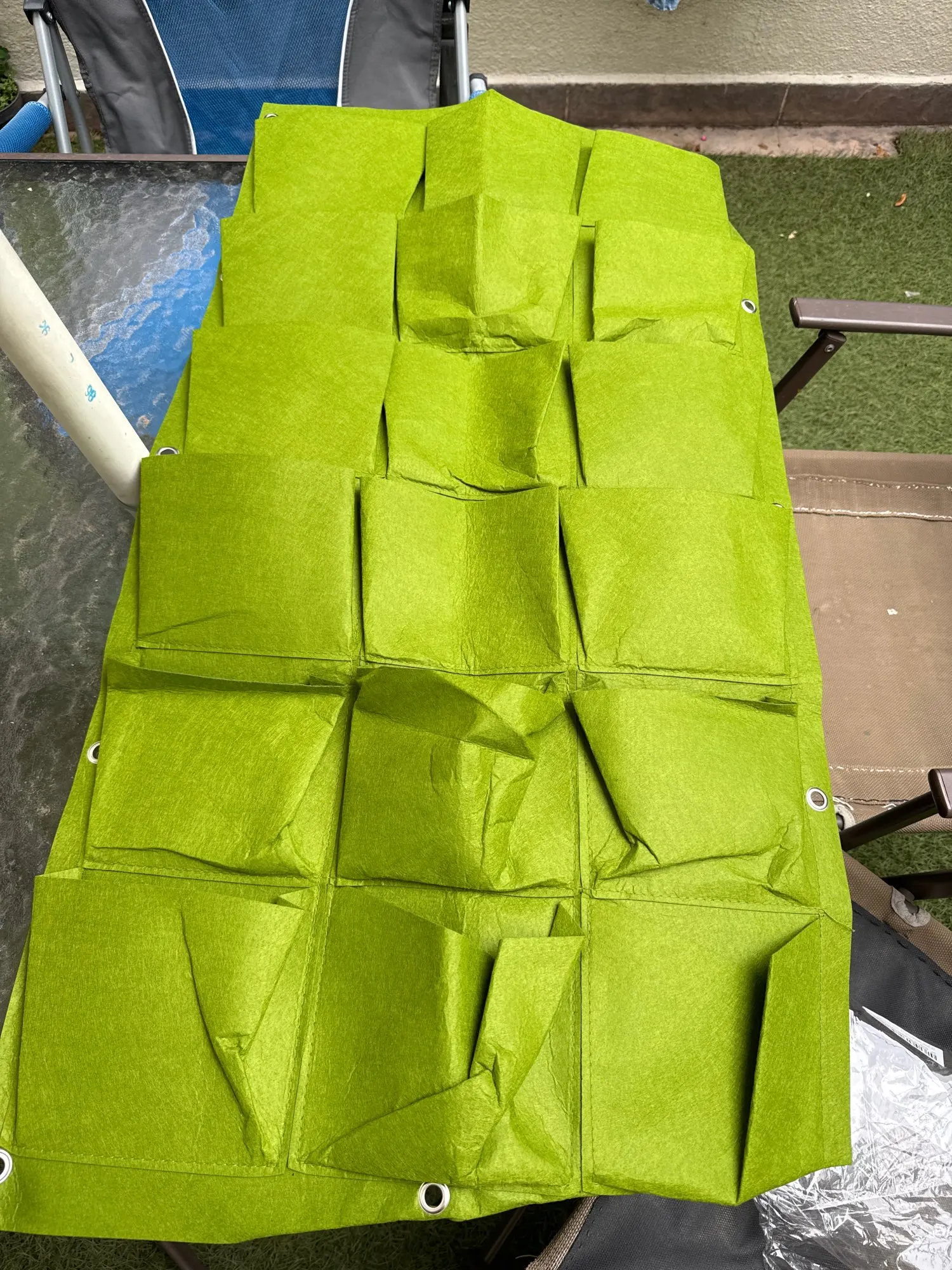 Future Garden - Wandbepfanzung mit bis zu 81 Pflanzplätzen aus hochwertigem Kunststoff Flies-Material