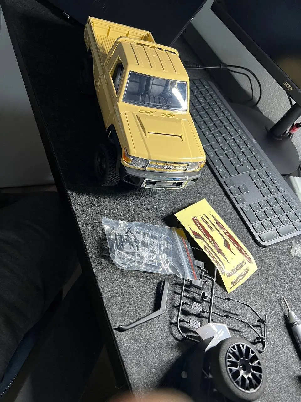 Auto a Control Remoto - 1/12 Camioneta TOYOTA Land Cruiser - MN82 Rojo o Amarillo