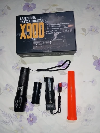 Lanterna Tática Militar X900 Profissional com Zoom Sinalizador Recarregável Luz Camping photo review