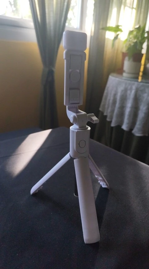 Trípode/palo Selfie inalámbrico con Bluetooth, trípode extensible remoto con luz LED para Selfie desmontable para teléfono inteligente Ios y Android photo review