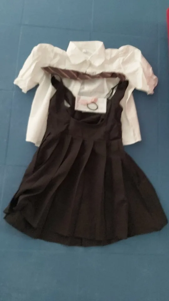 Conjunto de falda con tirantes plisados y camiseta de mangas abullonadas