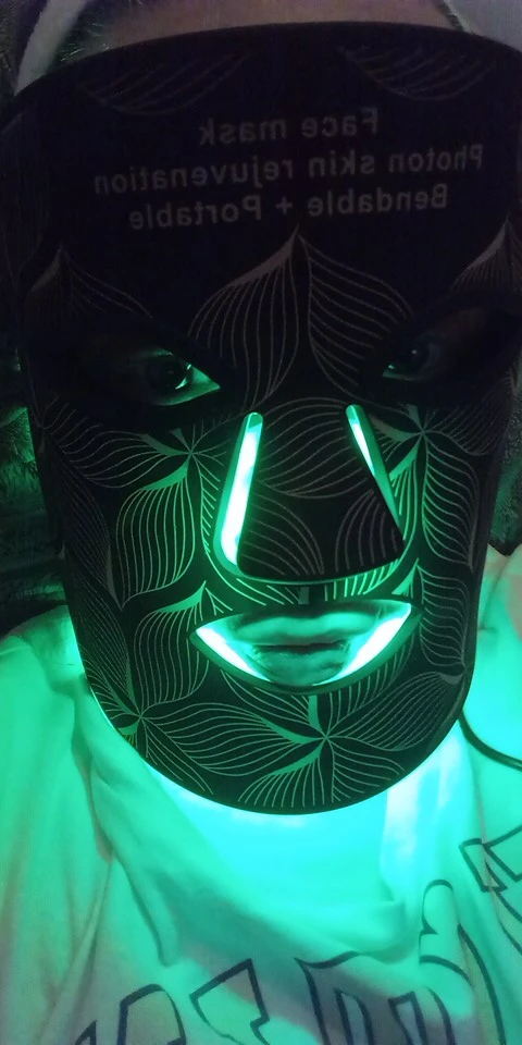 GlowSkin 8-in-1 LED Gesichts- & Halsmaske – Anti-Aging & Hautpflege Revolution photo review