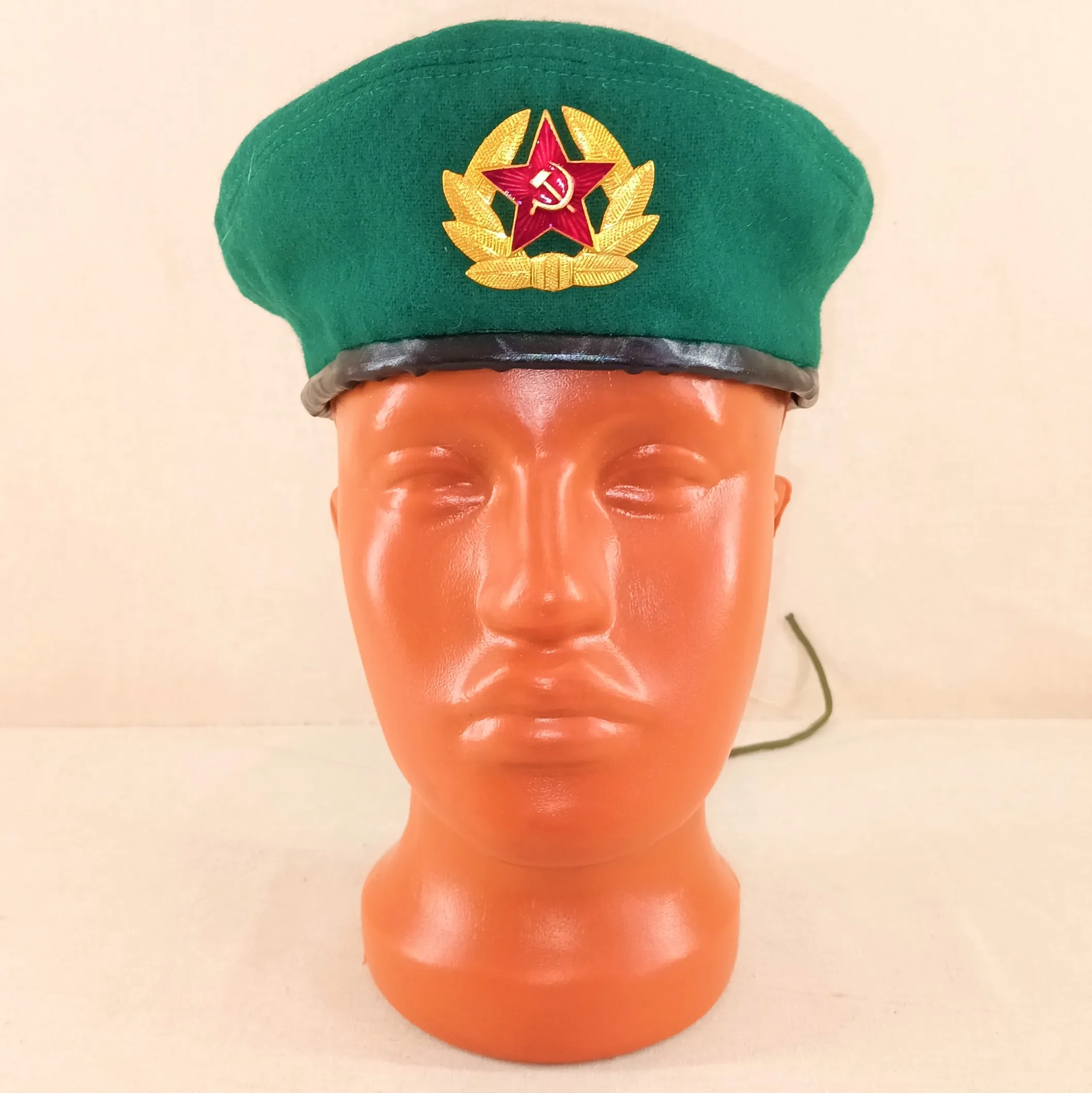 Рисунок 2 - Берет пограничника СССР с кокардой