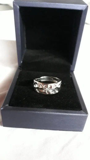 Hammered ring with stone