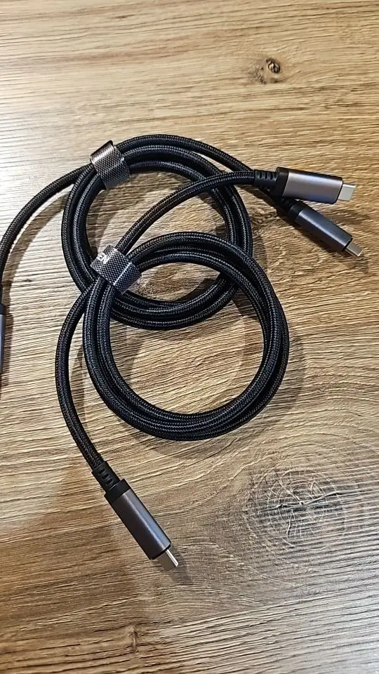 UGREEN PD3.1 240W USB-C Cable USB4 80Gbps 16K Display Type-C Fast Charging Compatible with USB-C Monitors MacBook iPad iPhone 17 photo review