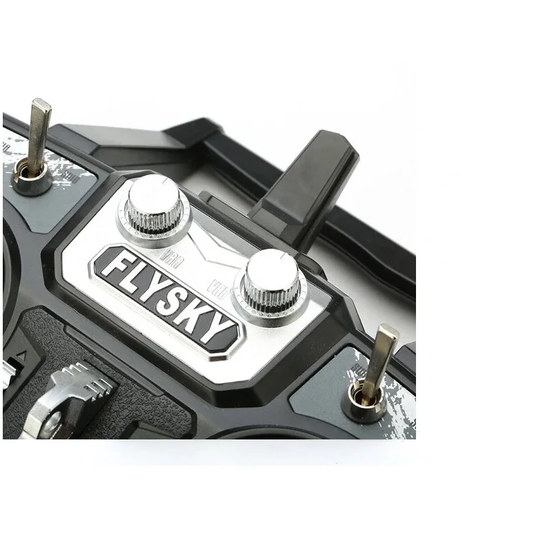 Radiocommande FS-i6X 10 canaux avec récepteur iA10B, maintenue en main pour illustrer sa taille ergonomique.