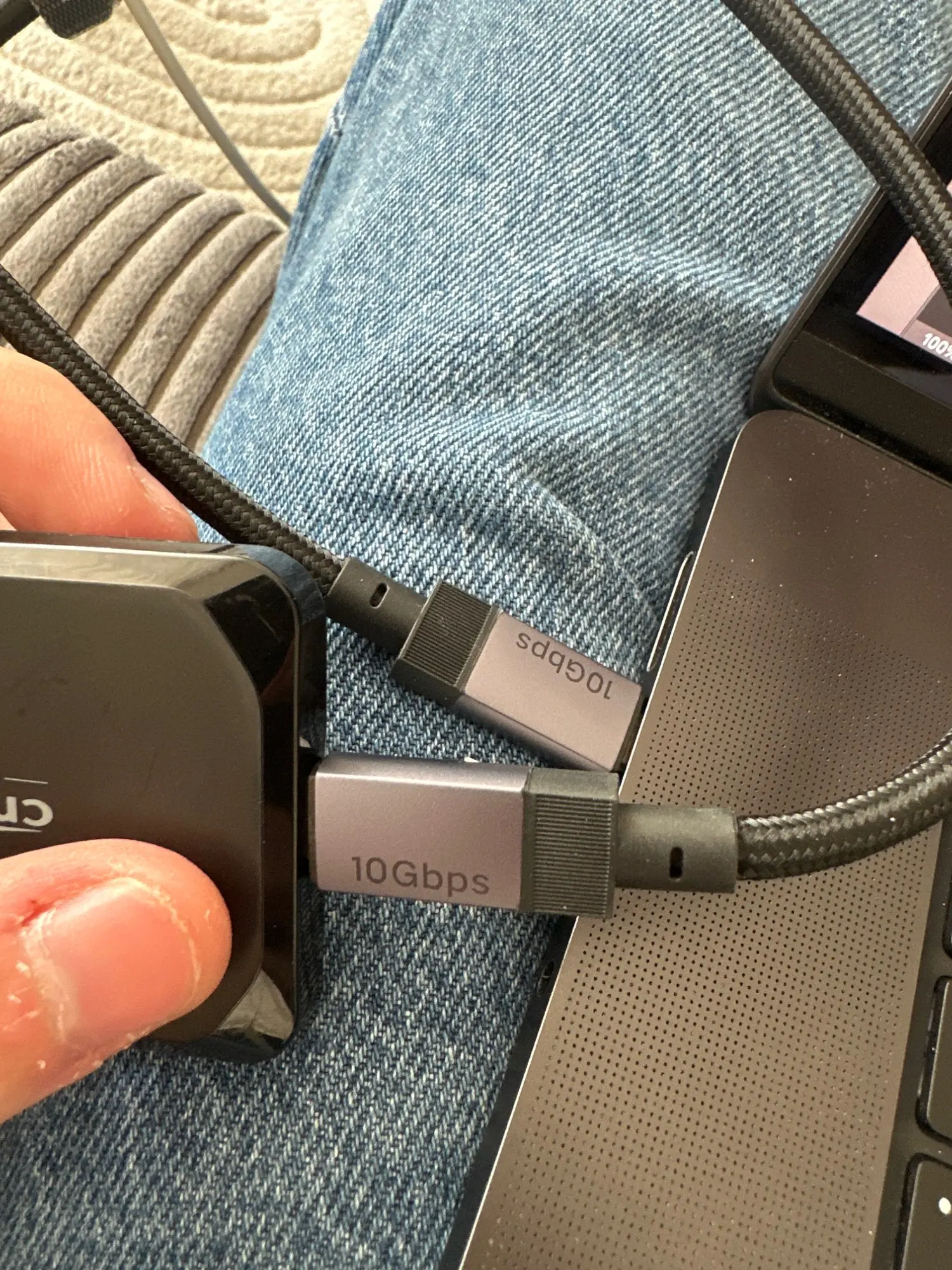 UGREEN PD3.1 240W USB-C Cable USB4 80Gbps 16K Display Type-C Fast Charging Compatible with USB-C Monitors MacBook iPad iPhone 17 photo review