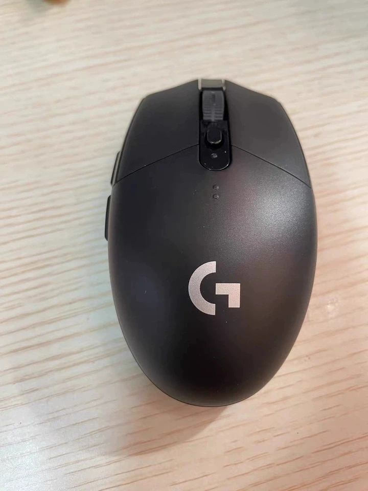 Logitech G304 Lightspeed Wireless Mouse 12K DPI 6 Buttons photo review