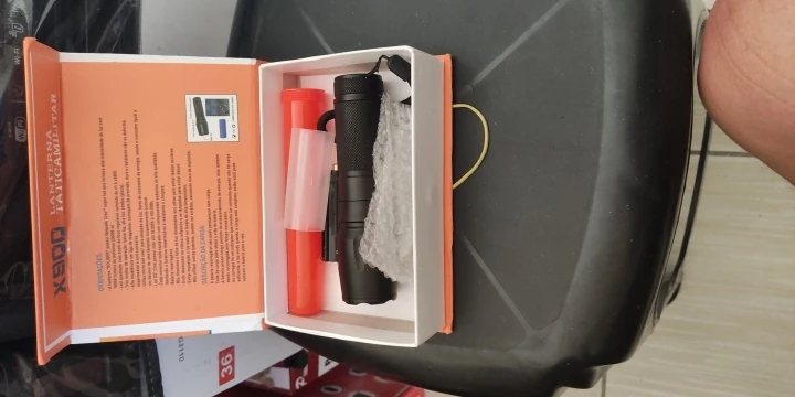 Lanterna Tática Militar X900 Profissional com Zoom Sinalizador Recarregável Luz Camping photo review