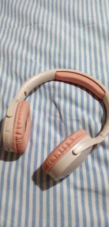 Fashionable Bluetooth wireless headphones, over-ear, deep bass, sports stereo, high fidelity, long battery life, universal photo review