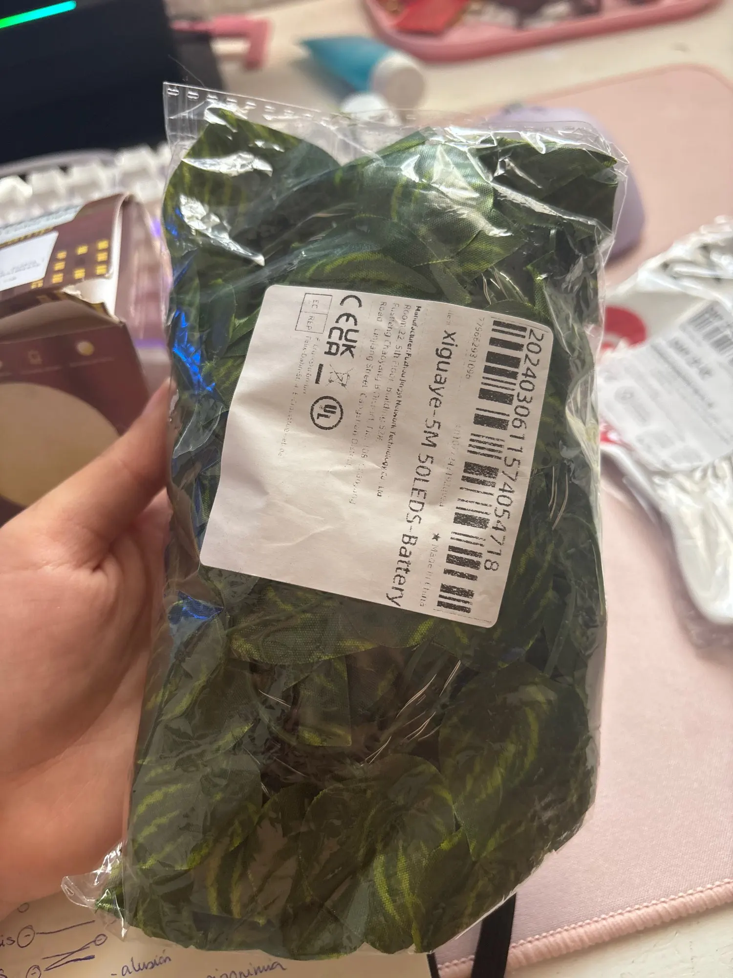 Guirnalda de luces para decoración del hogar, guirnalda de luces con batería para árbol de Navidad, vid Artificial, hojas verdes y flores photo review