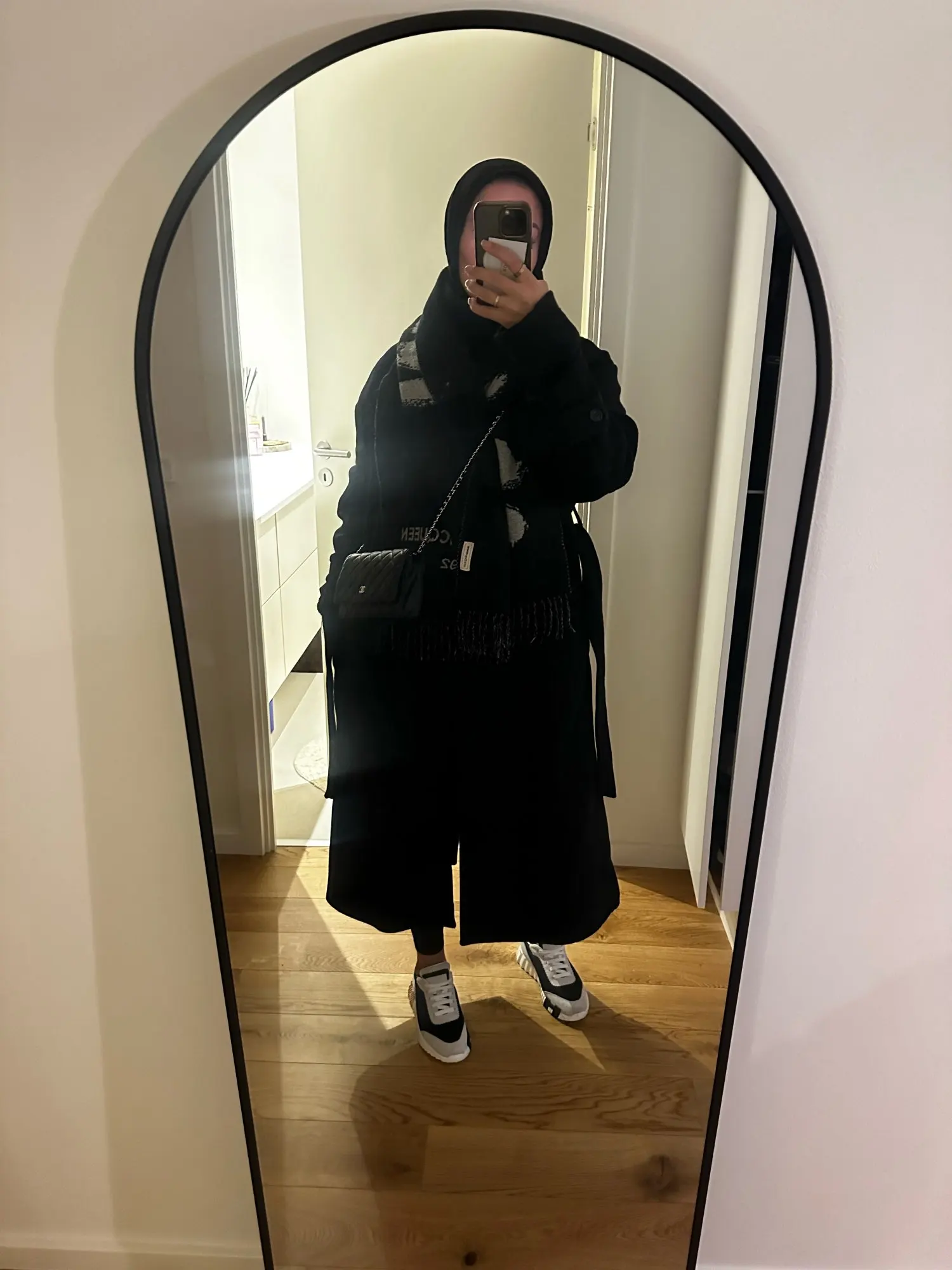 162x53cm Curved Standing Mirror, Floor Mirror with Aluminum Frame and Tempered Glass, for Living Room Bedroom Hallway, Black photo review