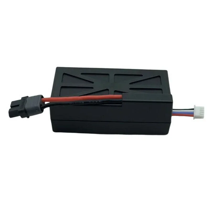 Batterie 4050mAh insérée dans le compartiment du drone Parrot Disco FPV, prête pour le vol.