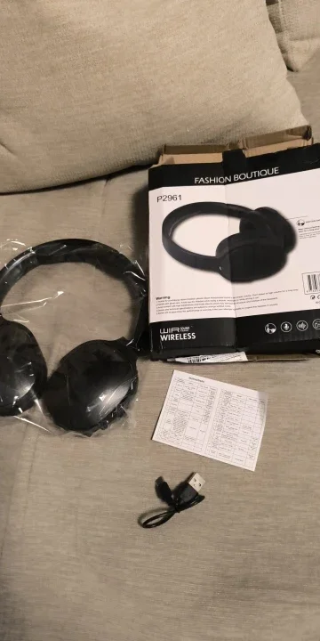 Fashionable Bluetooth wireless headphones, over-ear, deep bass, sports stereo, high fidelity, long battery life, universal photo review