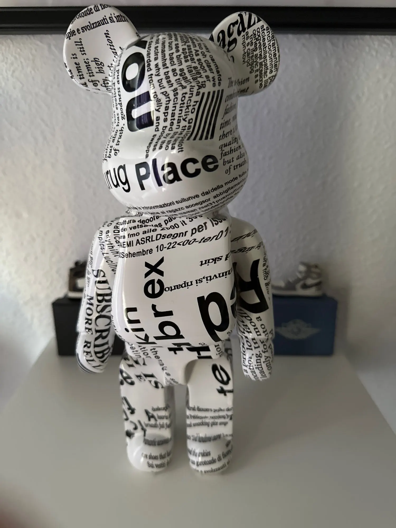 Urban Chic: 27cm Graffiti Bear Figurine - A Modern Artistic Touch for Home Décor photo review