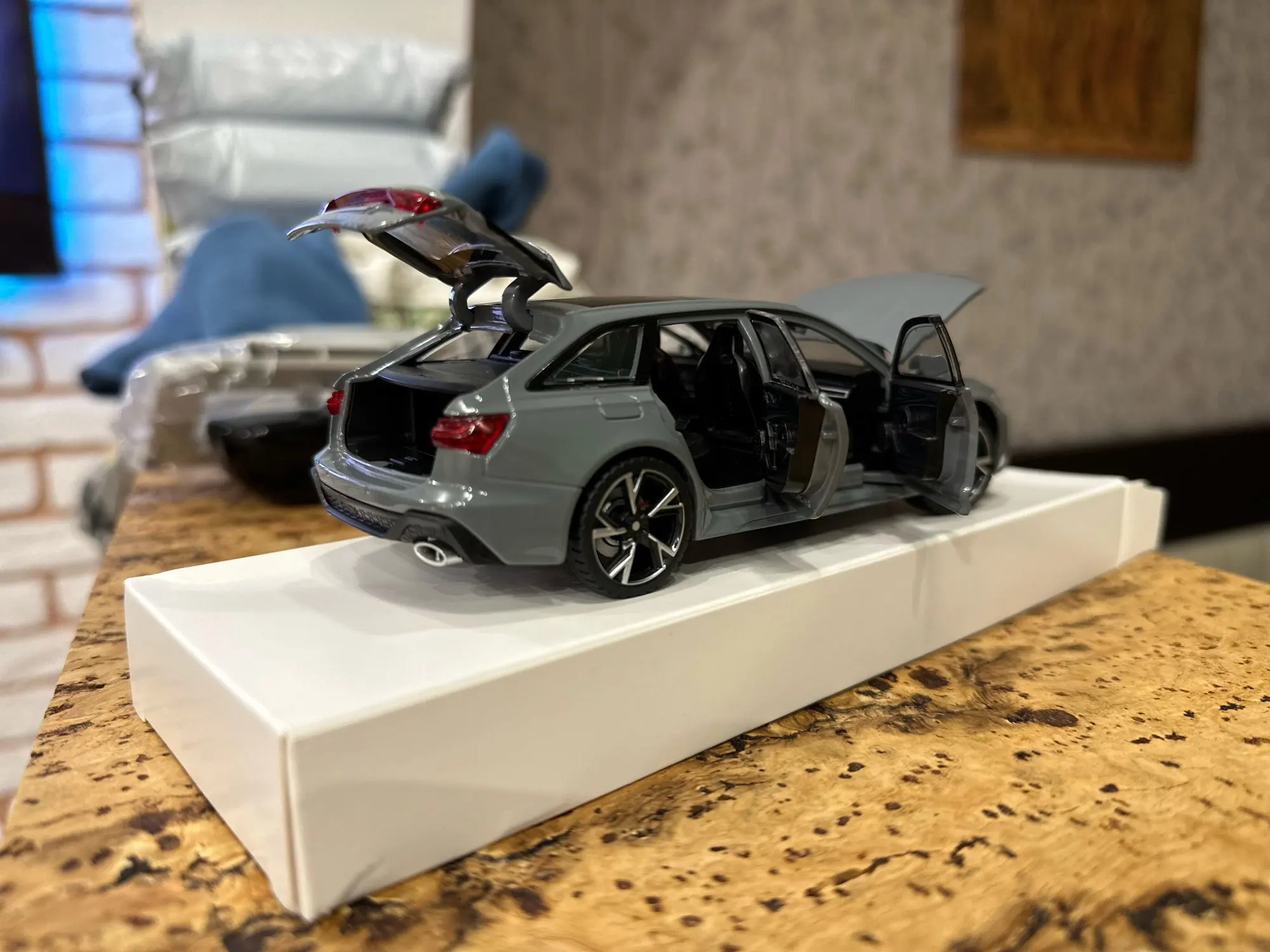 1/32 Audi RS6 Toy Car Model with Sound Light Doors Opened Alloy Diecast Model Vehicle Collection Toy for Boy Adult Festival Gift photo review