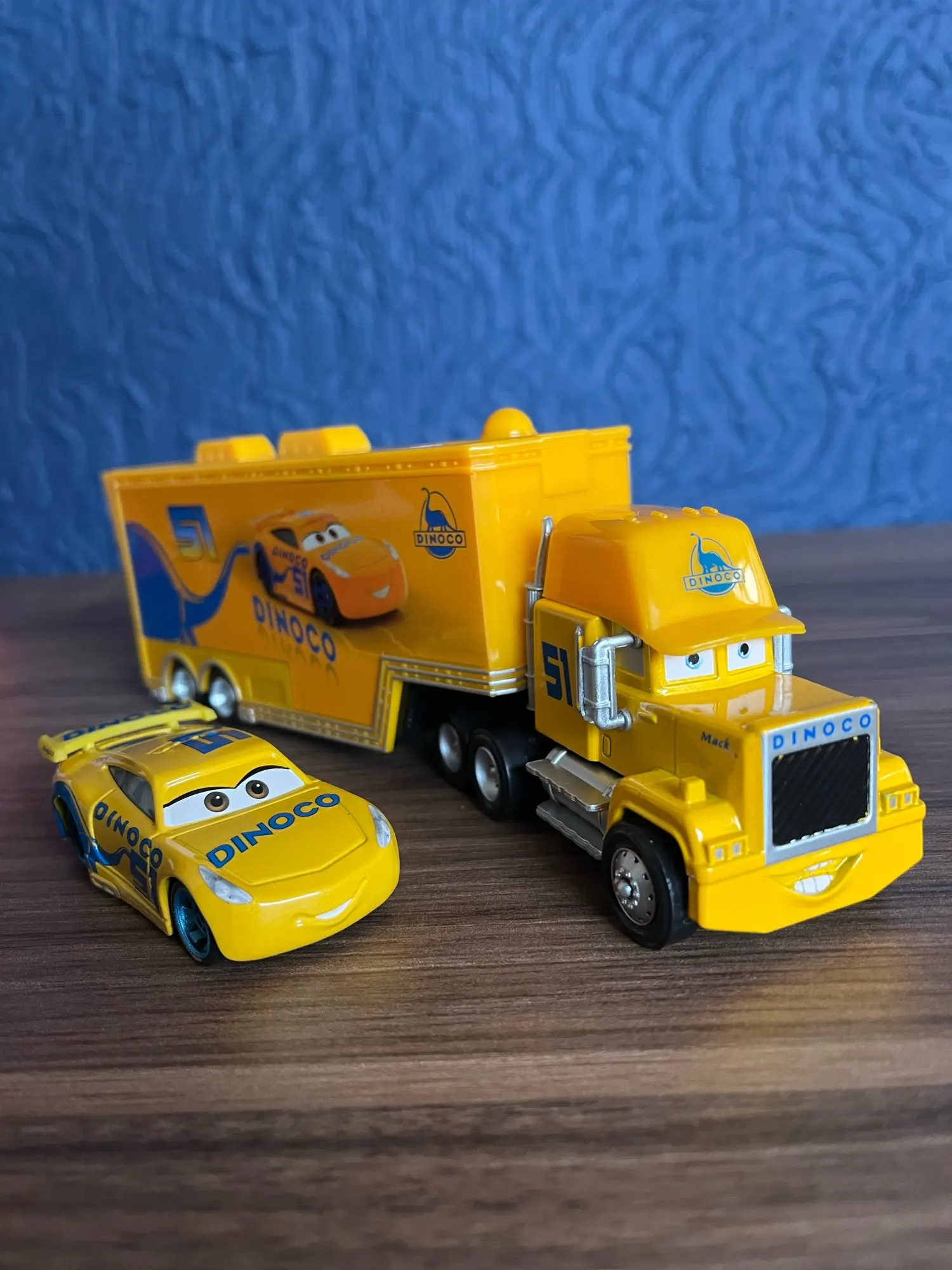 Caminhão Mack e Relâmpago McQueen - Disney Cars photo review