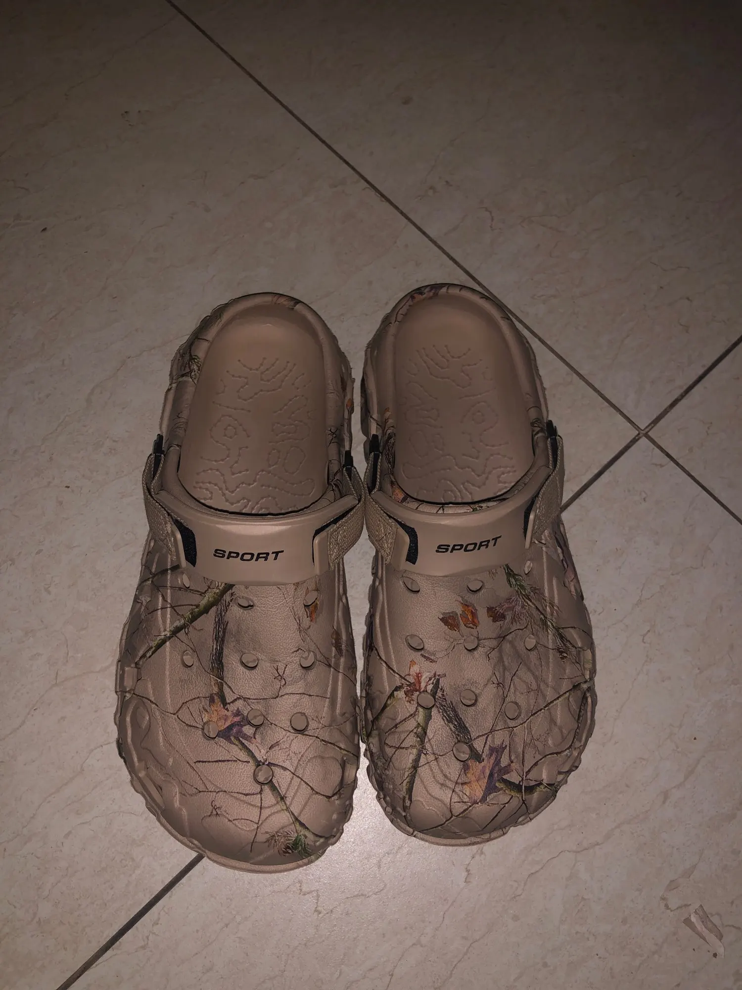 Sandales d'été pour hommes, nouvelles chaussures de jardin pour la maison, pantoufles confortables et légères pour hommes, tongs à fond souple antidérapantes, 2024 photo review