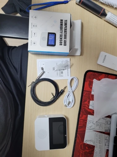 Ruumi USB-termomeeter - Tuya nutikas WiFi temperatuuri- ja niiskusandur LCD-ekraaniga, fotoülevaade