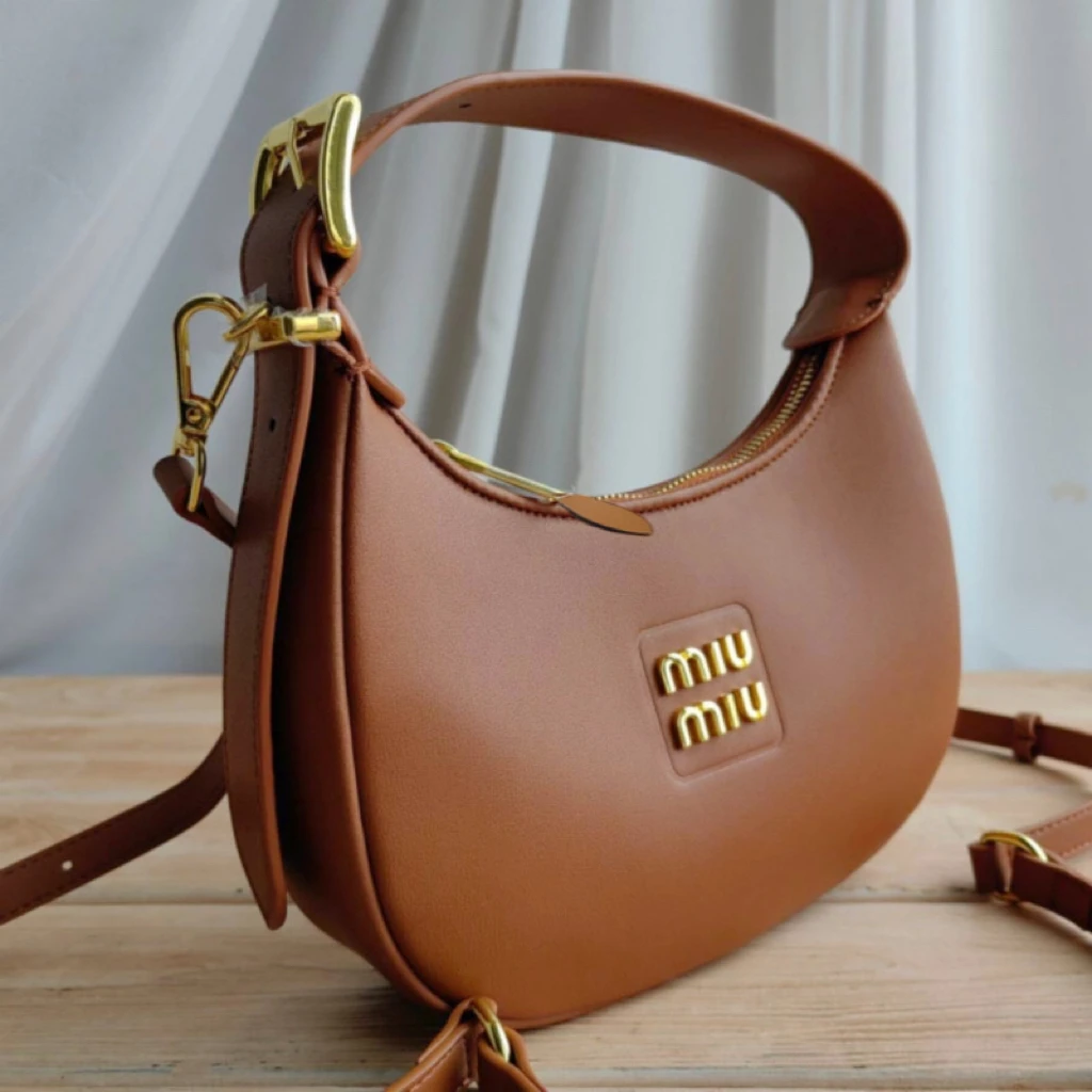 Maya Hobo Handbag - Light Beige ホーボーバッグ Chanel Hobo Bag 2024 Zip | TikTok