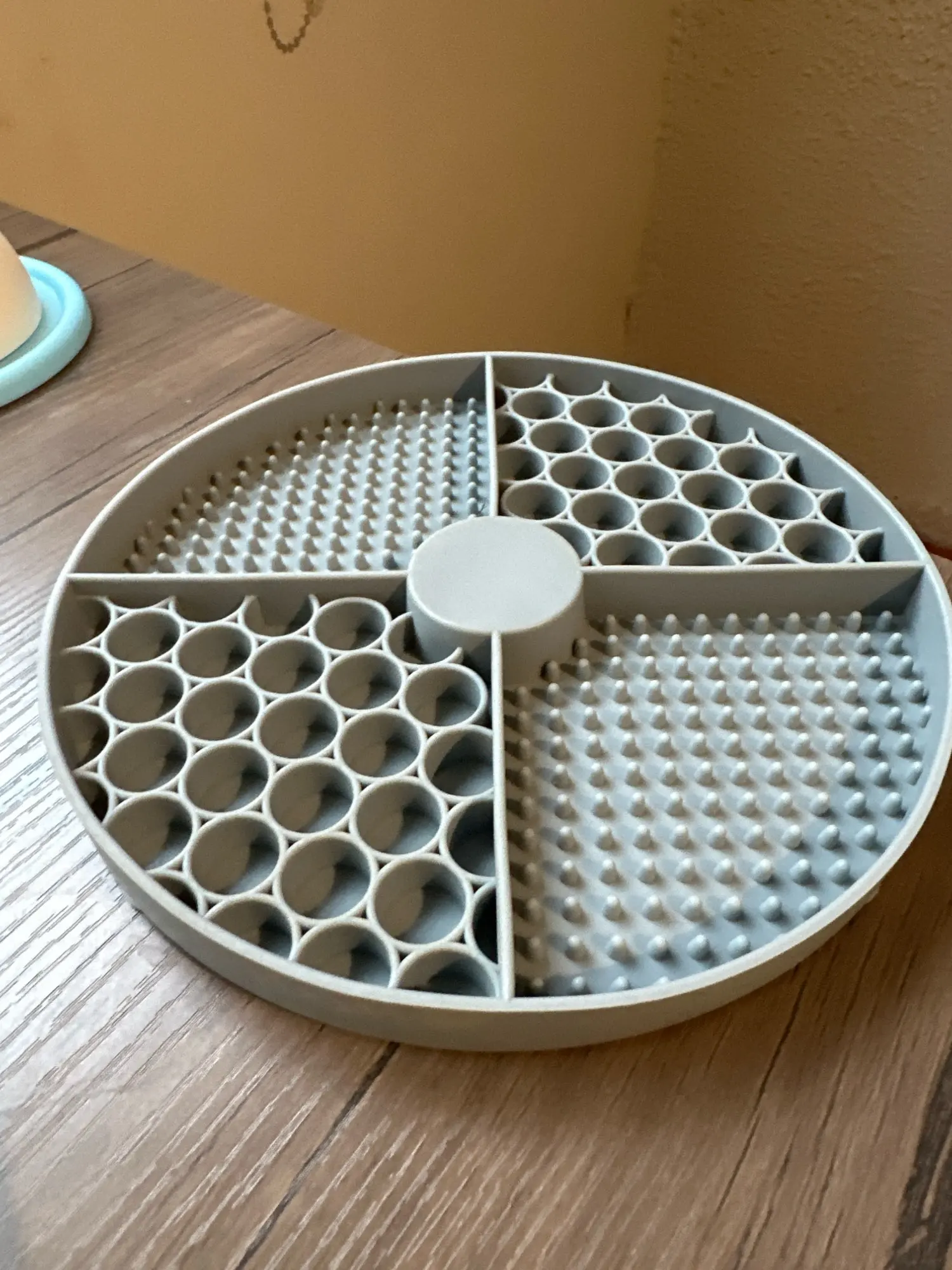 Silicone Dog Lick Mat with Suction Cups – Slow Feeder & Anxiety Relief Pad