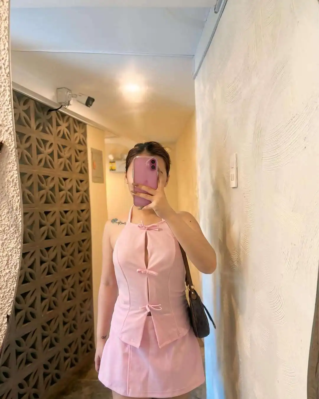 Elegant Bow Backless Halter Tank Top for Modern Women photo review