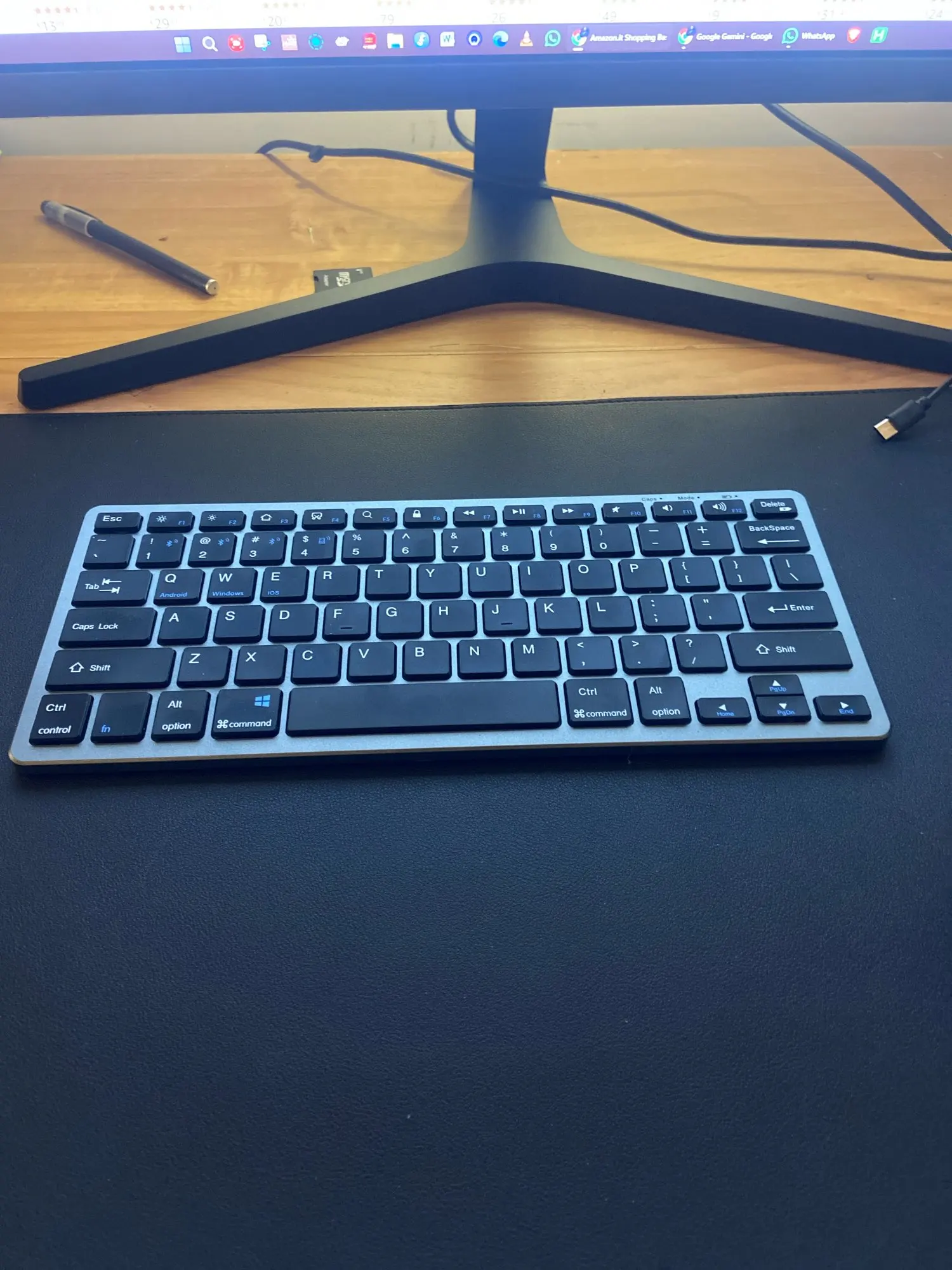GOOJODOQ KM01 Wireless Bluetooth & 2.4G Keyboard photo review