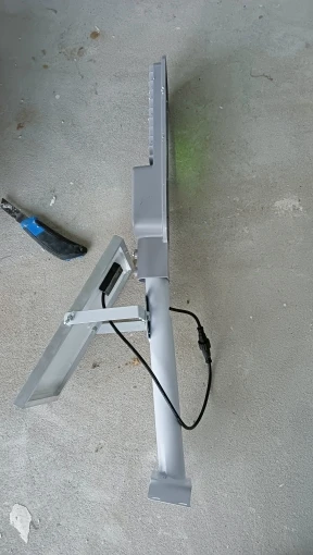 200 واط مصباح LED فائق السطوع مقاوم للماء يعمل بالطاقة الشمسية 6000 مللي أمبير