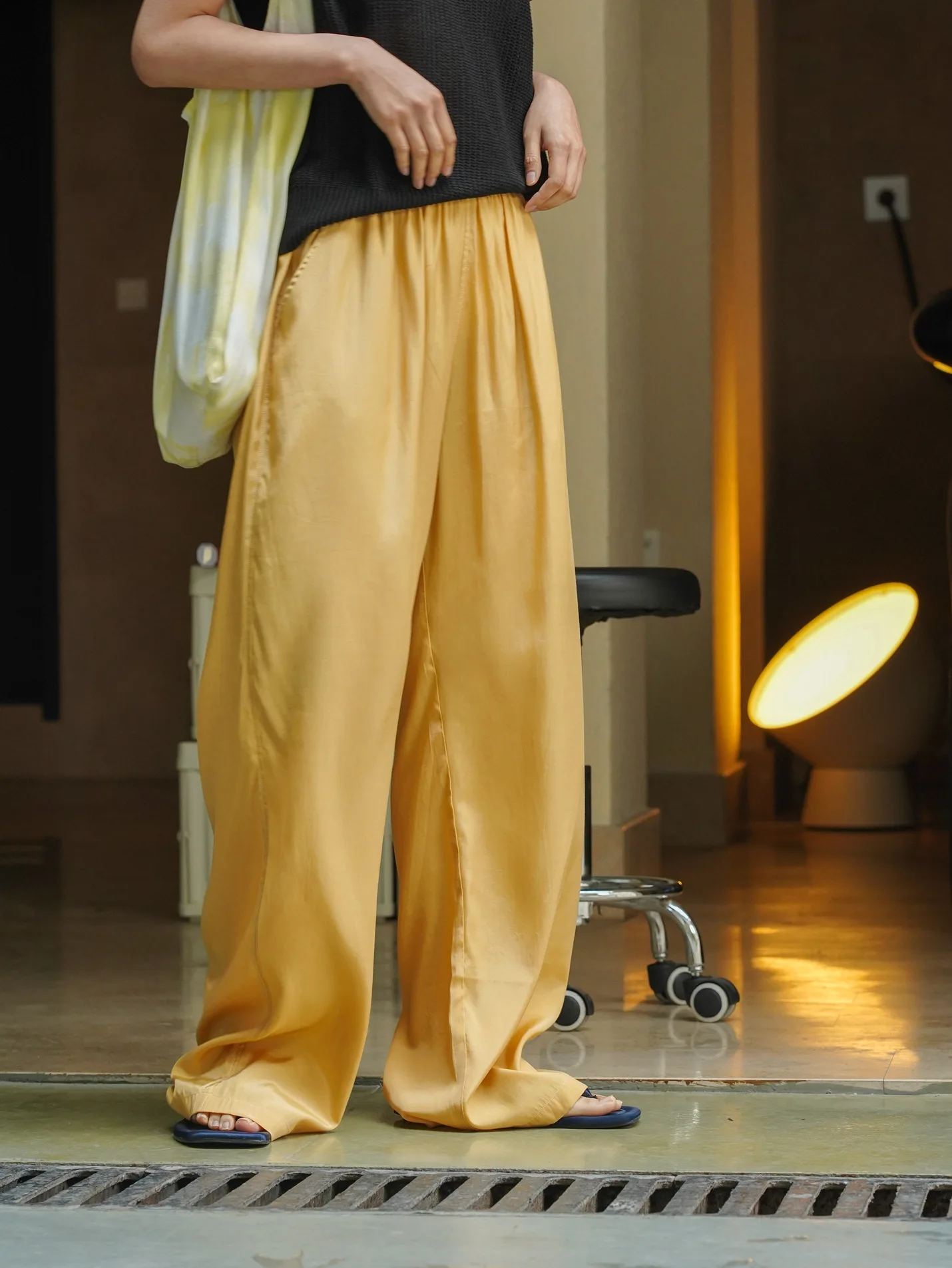 

woman straight wide pants with elastic waist