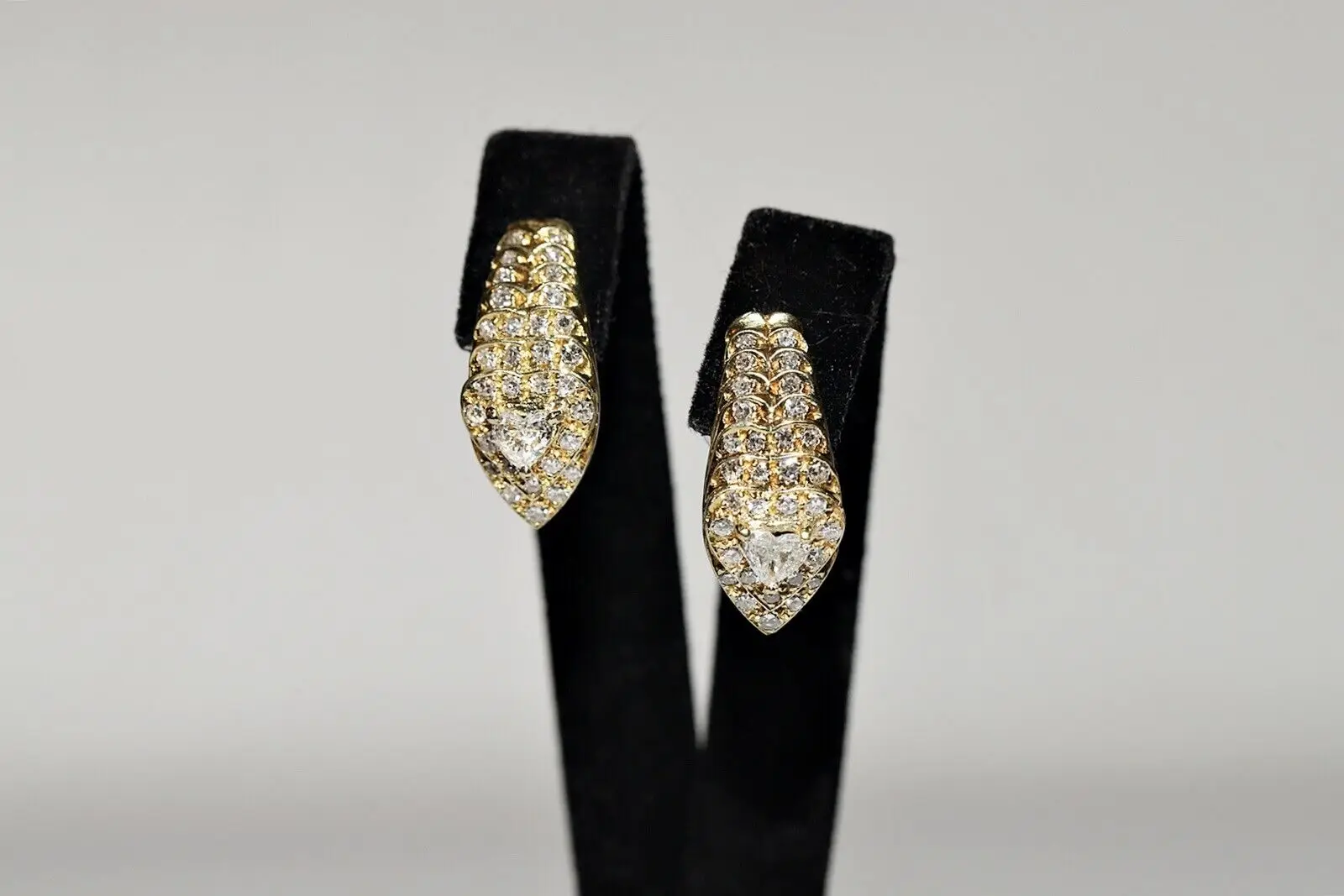 

VINTAGE ORIGINAL 18K GOLD NATURAL DIAMOND DECORATED PRETTY EARRING