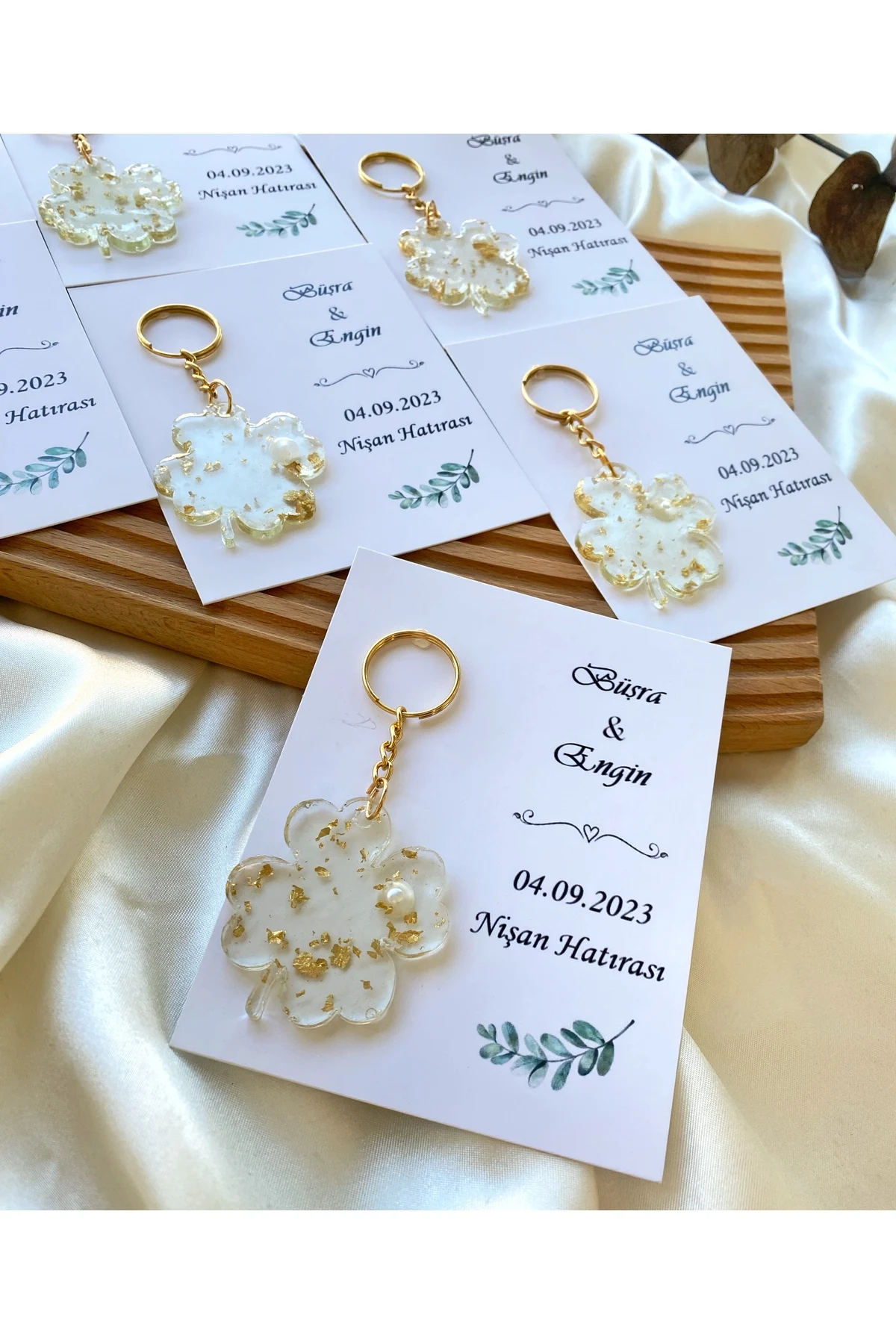 

25/50/100Pcs Custom Wedding Birthday Baby Shower Favor Clover Epoxy Keychain With Invitation Personalized Engagement Party Gift