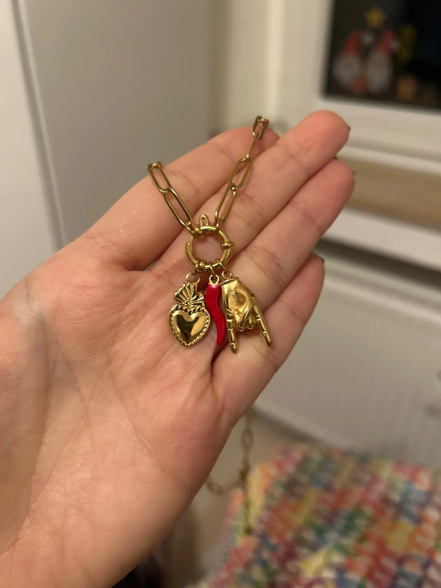 Colar Rock, Chilly and Love