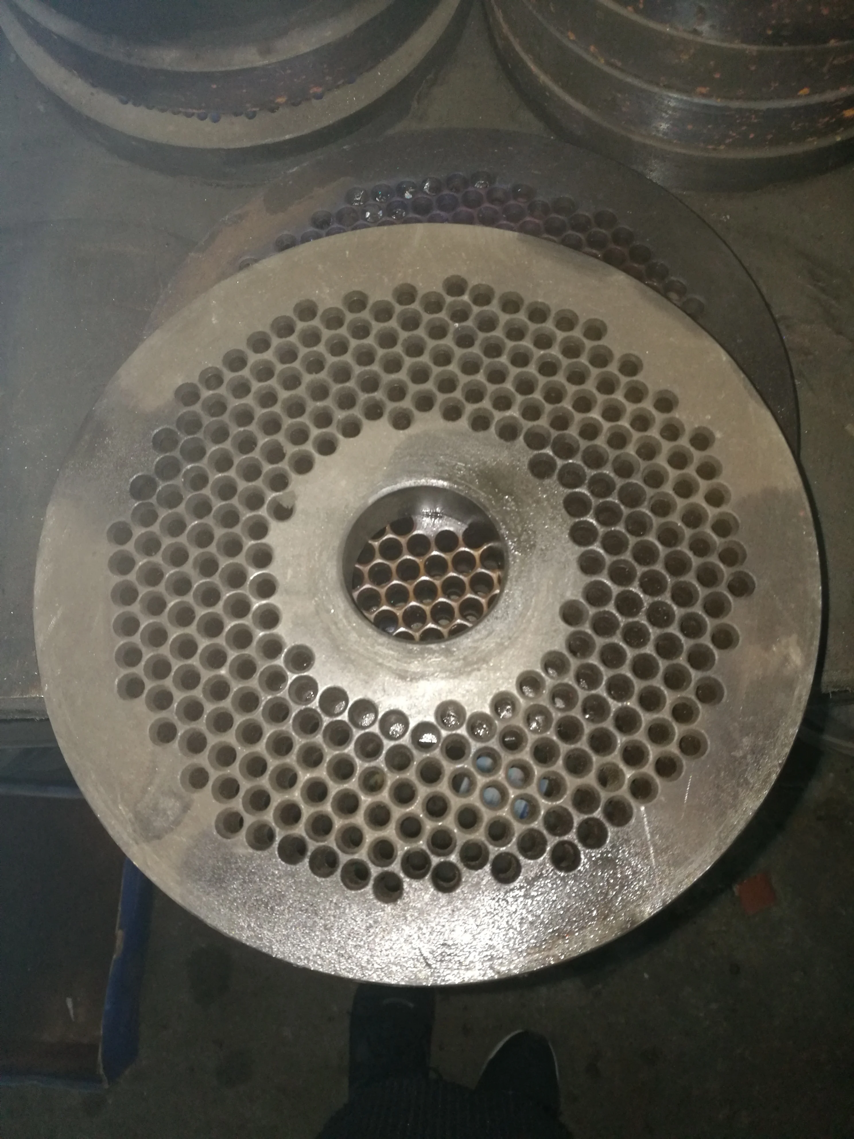 1 die and 3 roller cover shell of MKL229 pellet mill 230 mm diameter 4-6 mm die hole size can be choosen