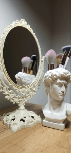 Creative Art Flower Pot Makeup Brush Storage Pen Holder David Statue Resin Medici Vase Desktop Organizer Home Decor Ornaments photo review