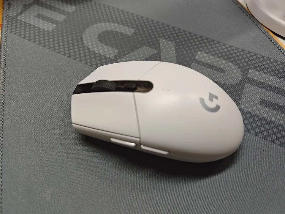 Logitech G304 Lightspeed Wireless Mouse 12K DPI 6 Buttons photo review