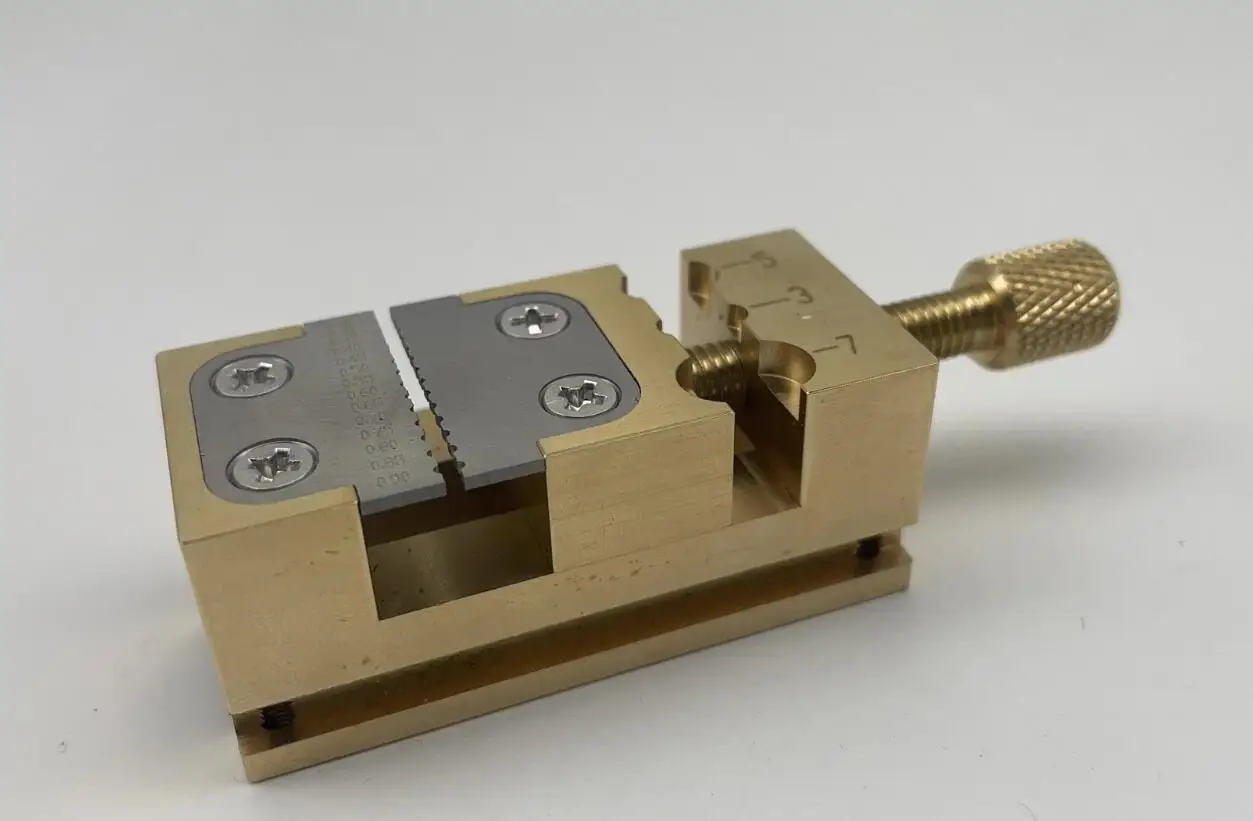 Copper bench vise Hand tool Mini vise Micro Clamping vise Brass Material Watch Micro and Micro Parts Clamping Mechanical Model 3