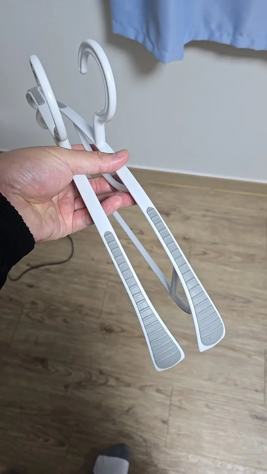 Anti-Slip Hanger