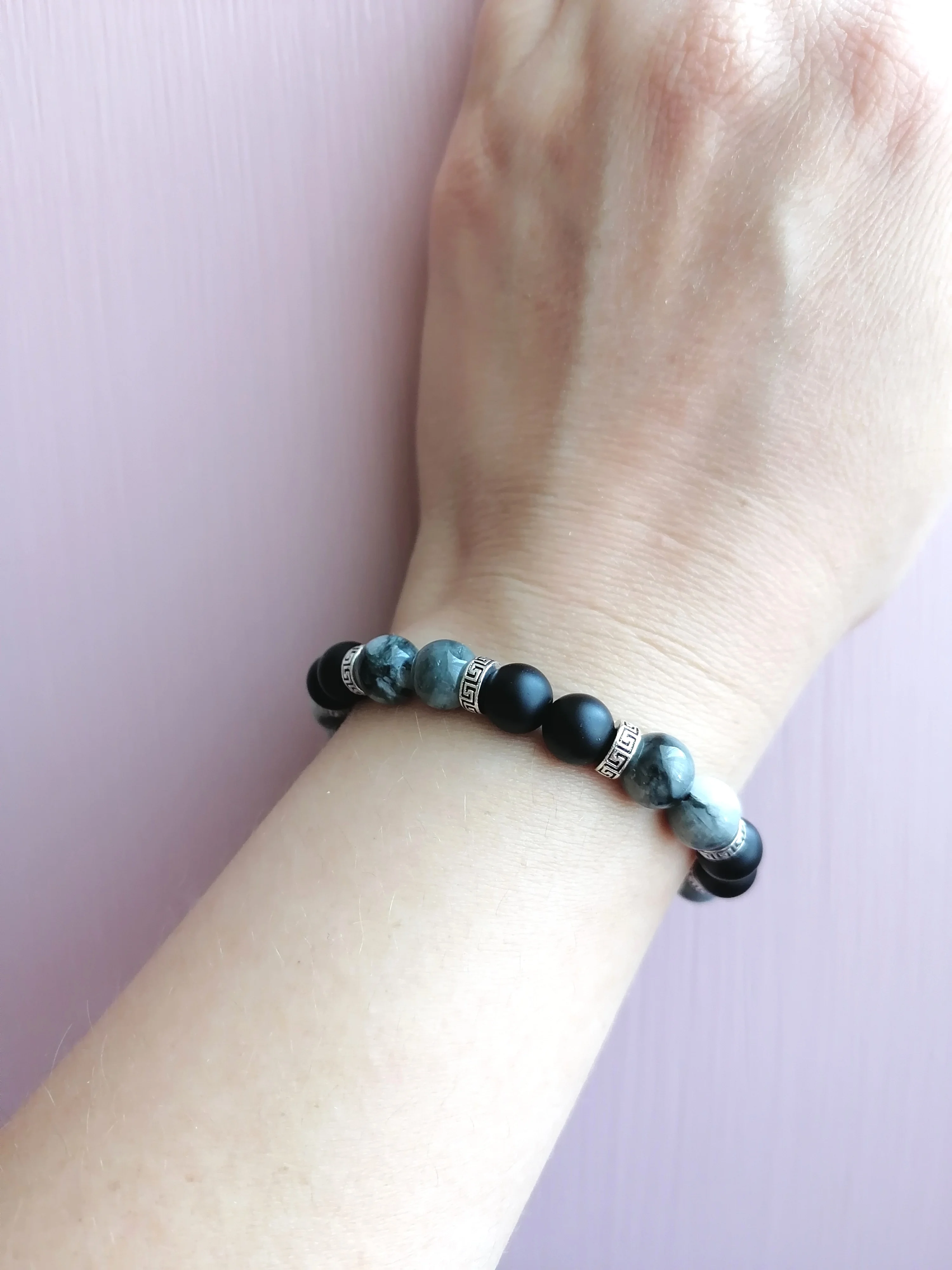 Рисунок 2 - Браслет из оникса и соколиного