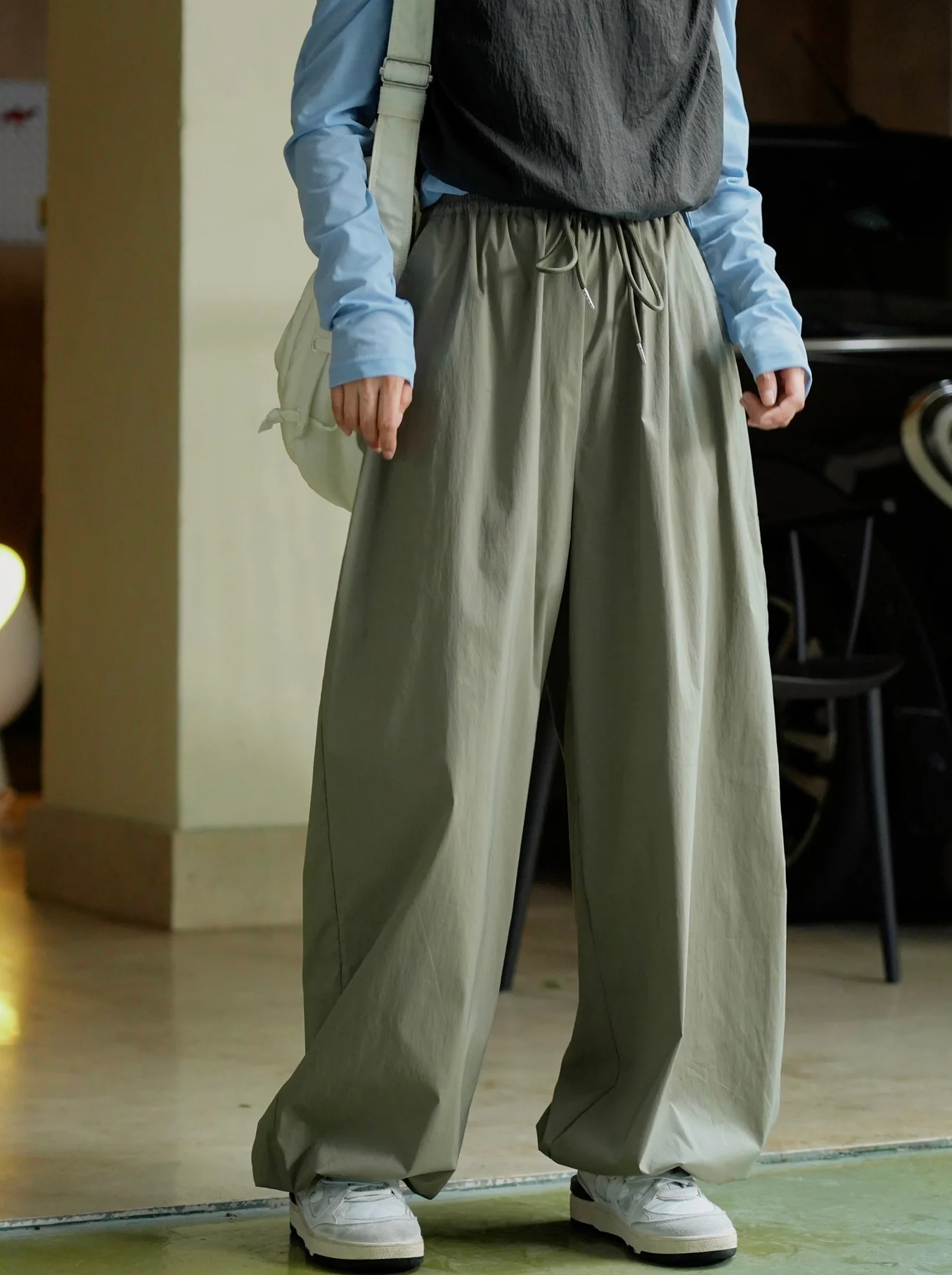 

woman straight wide sporty pants with elastic waist