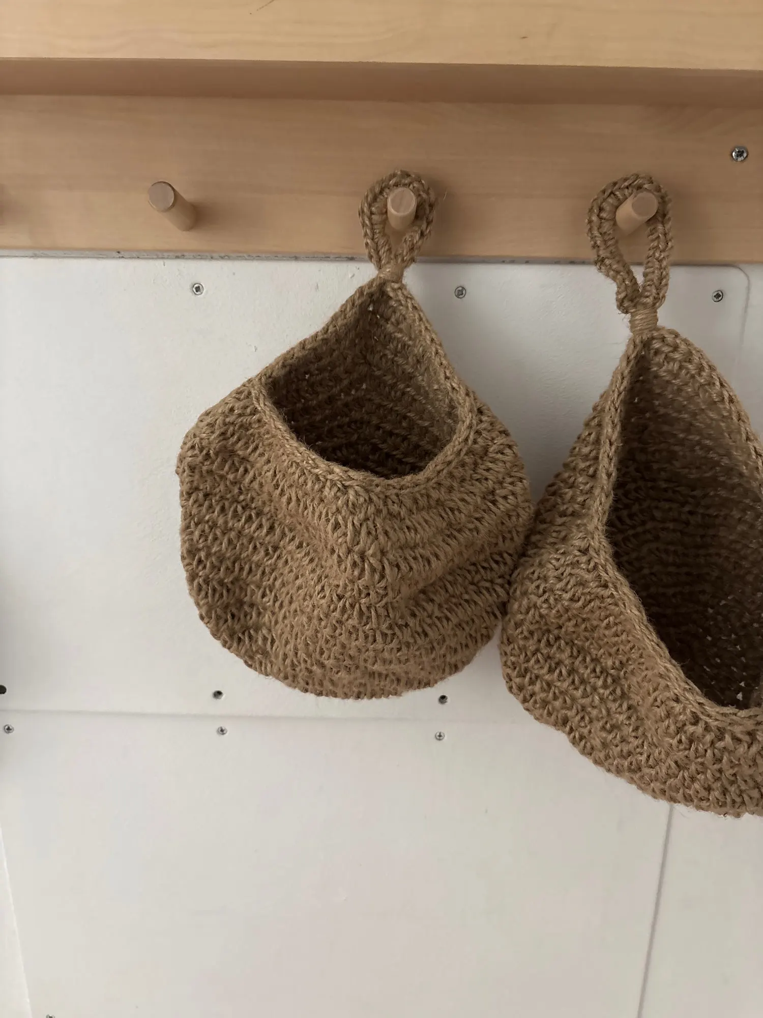 Handwoven Hanging Wall Vegetable Fruit Basket Organizer Container Decor for Kitchen Garden Mount Wall Plant Flower Onion Storage photo review