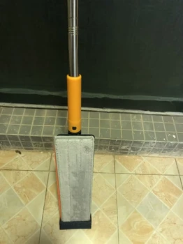 Mop Mágico limpando o rodapé do banheiro