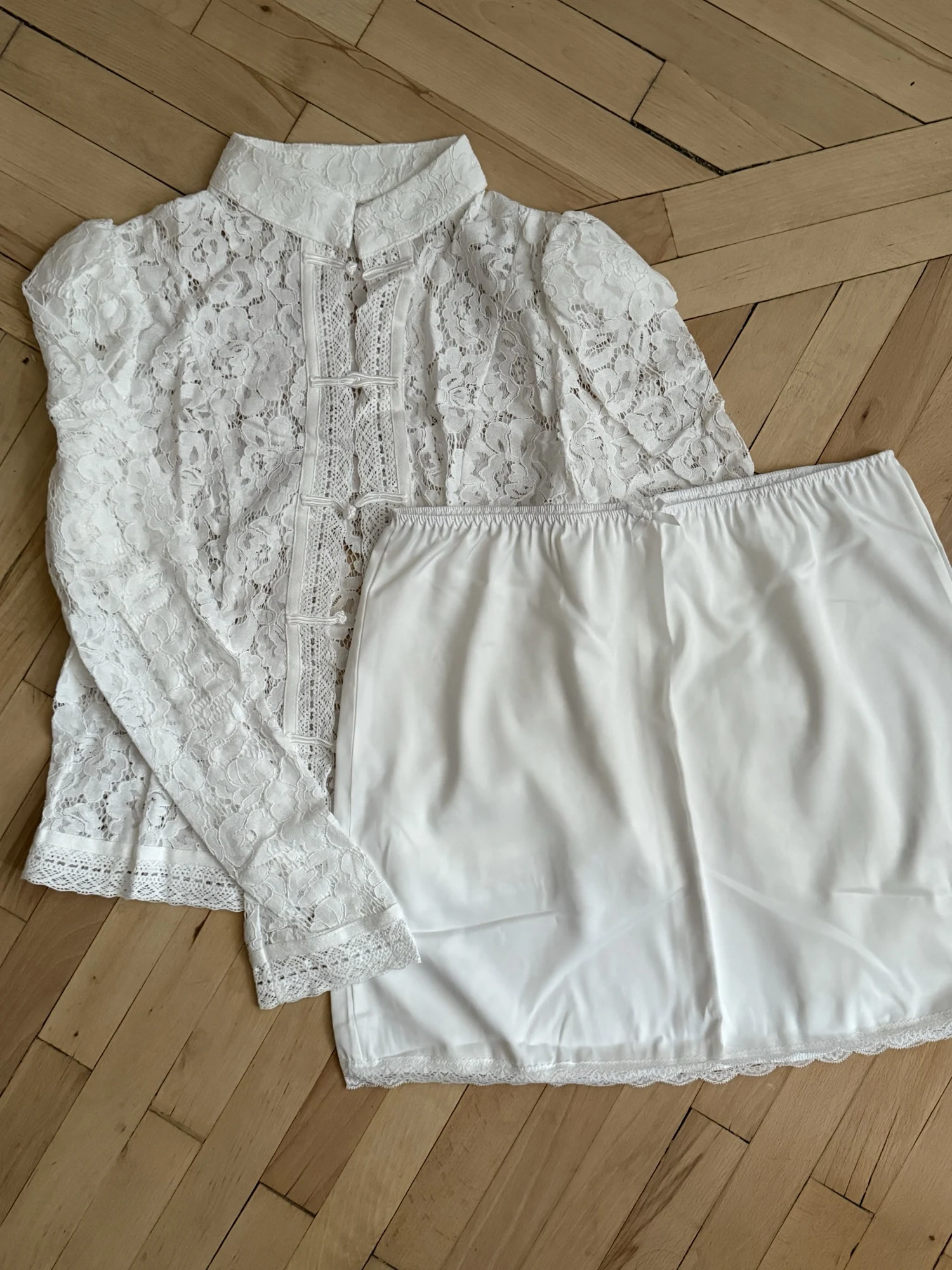 Elegant Puff Sleeve Blouse with Lace Detail for Sophisticated Style photo review
