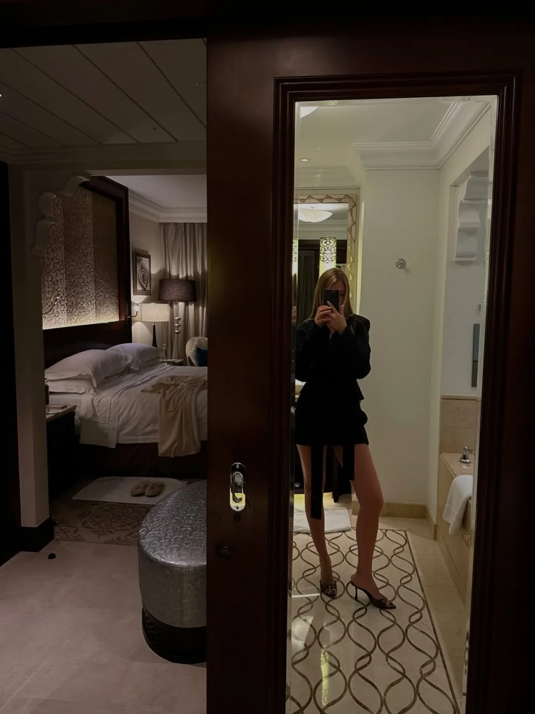 Chic 3-Piece Women's Dress Set with V-Neck Blazer & Skirt photo review