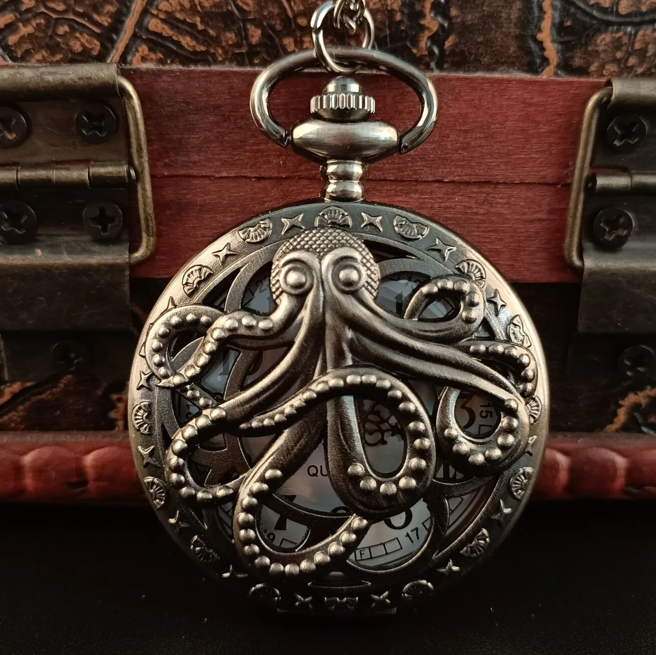 

Vintage Octopus Skeleton Arabic Numeral Quartz Pocket Watch Necklace Pendant Clock Chain Men's Women CF1173