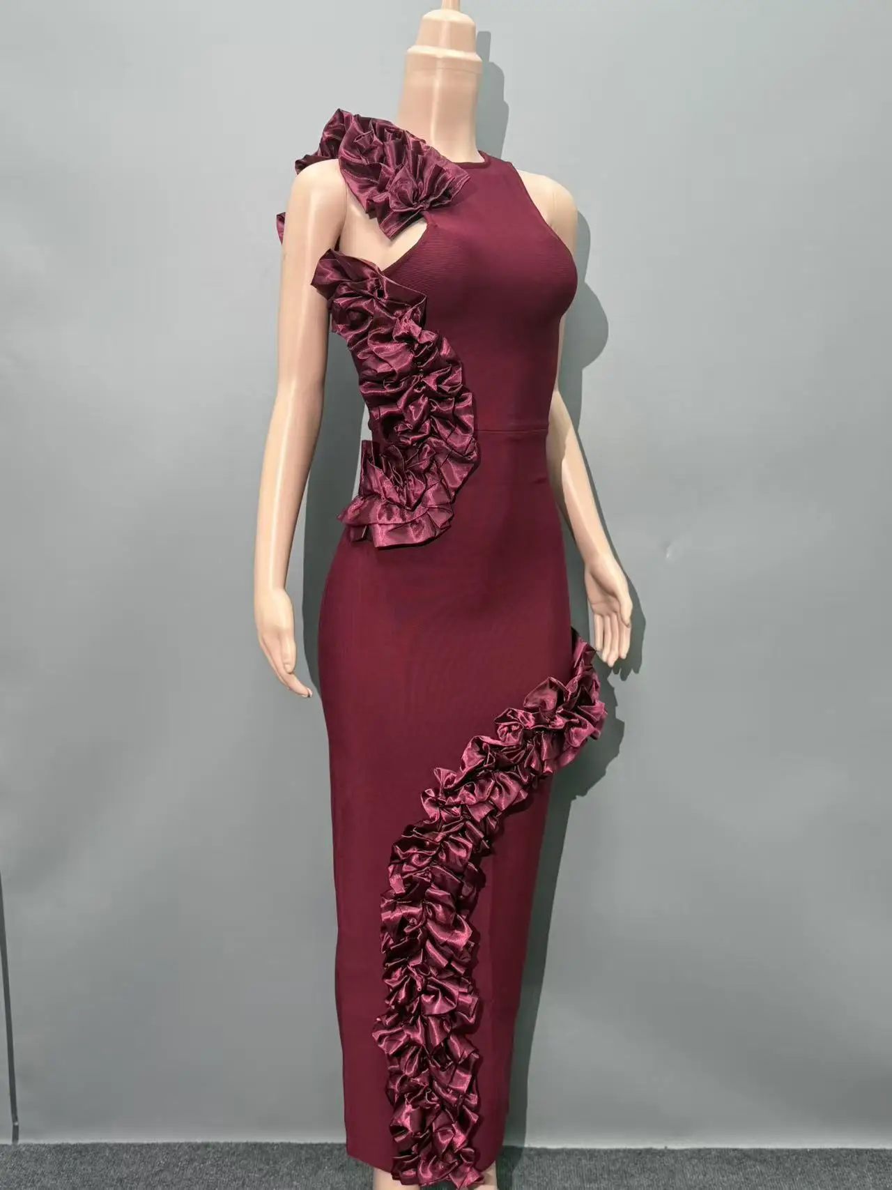 فستان حفلات طويل كشكش أحمر نبيذي