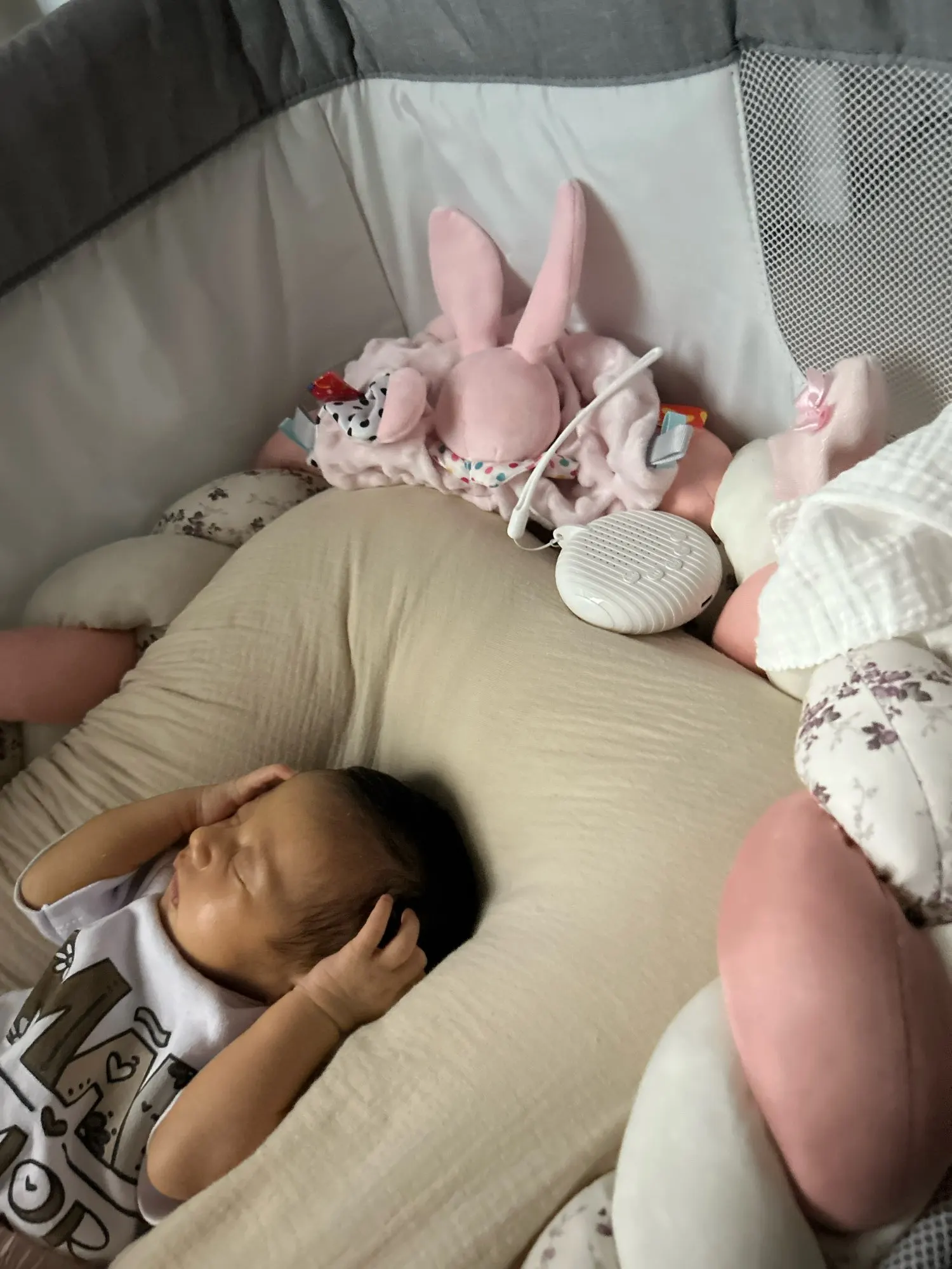 3-in-1 Portable And Hangable White Noise Sound Machine With Auto-Off Timer, Soft Ring Light And Memory Function with 30 Soothing Sleep Sounds For Baby.