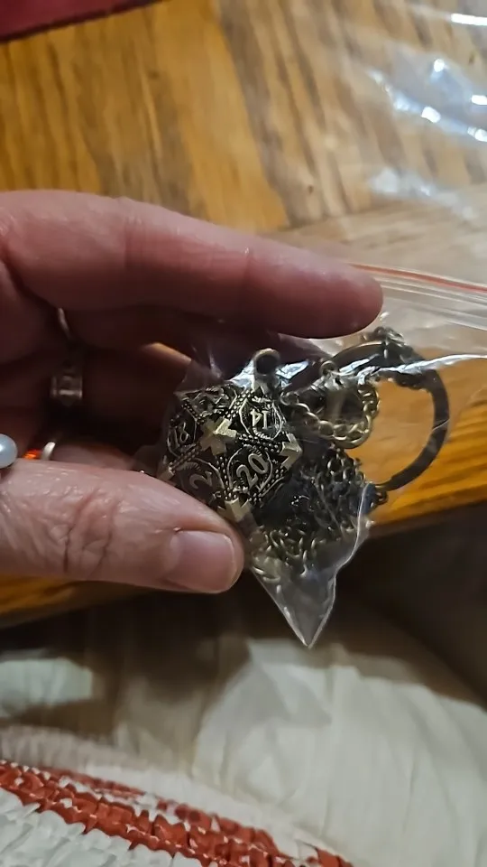 Porte-clés pendentif D20 creux argenté avec mini set de dés JDR